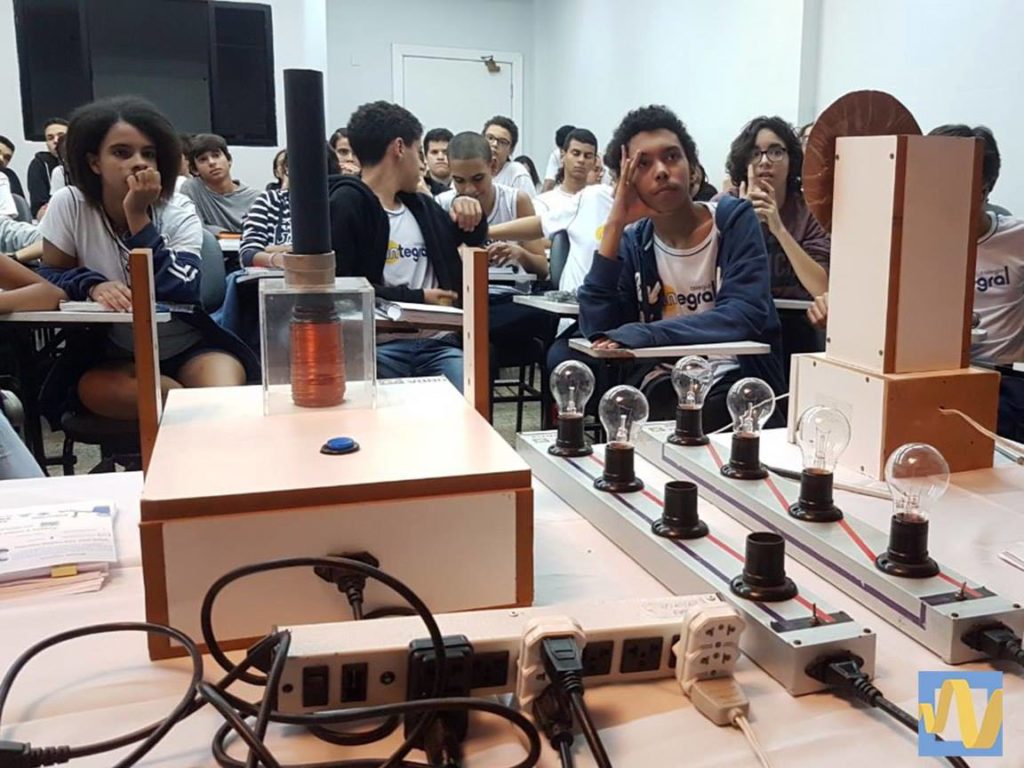 Estudantes acompanham experimentos que são realizados pelo grupo de Engenharia (Foto: Acervo Pessoal)